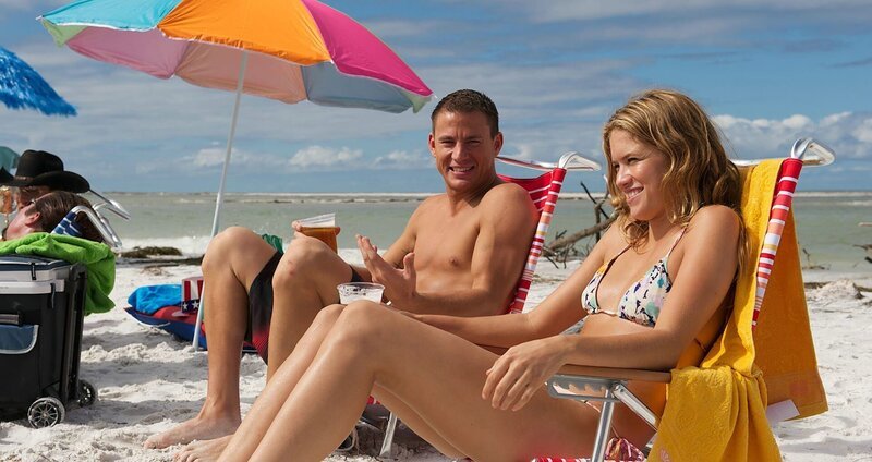 Während Alex sich immer mehr für ein Leben als Stripper begeistert, erwägt Magic Mike (Channing Tatum, l.) seinen Rückzug aus dem Geschäft. Denn er hat sich unsterblich verliebt – in Alex’ Schwester Paige (Cody Horn, r.) … – Bild: ZDF