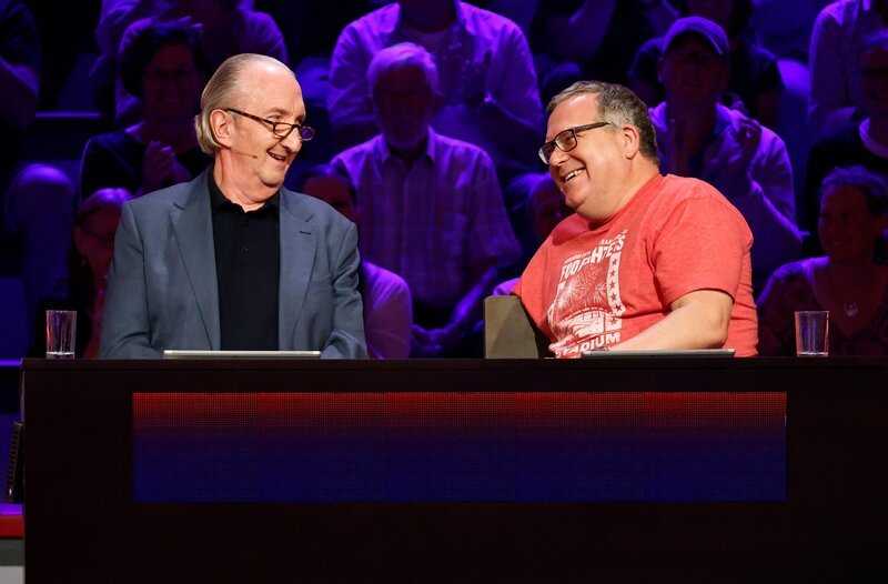Rateteam-Kapitän Elton (r.) und der Komiker Mike Krüger (l.) bilden ein Rateteam. – Bild: ARD/​Morris Mac Matzen