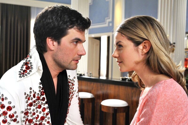 ARD STURM DER LIEBE FOLGE 1774. Als er mit Marlene (Lucy Scherer, r.) „ihr“ Lied „Can’t Help Falling In Love“ singt, ist es um Konstantin (Moritz Tittel, l.) geschehen&nbsp;… – Bild: ARD/​Ann Paur