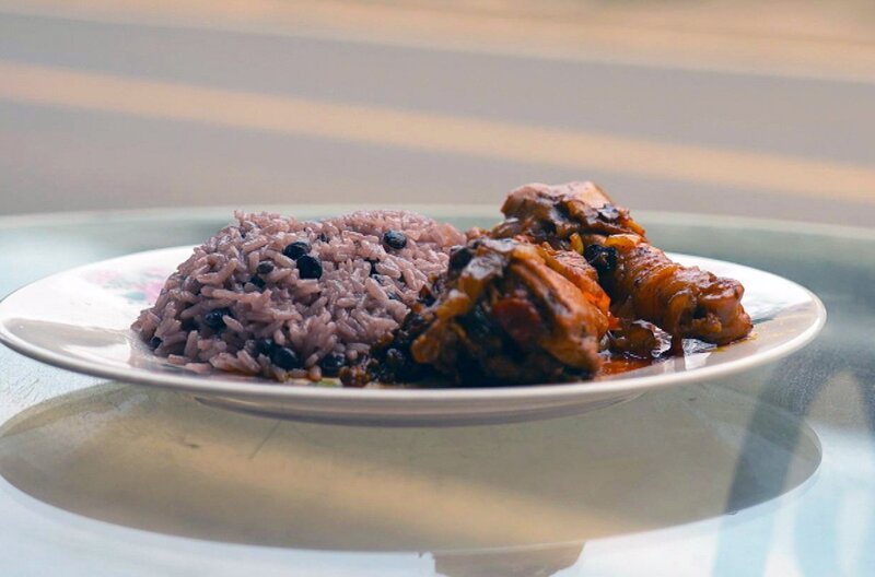 Geschmortes Hühnchen wird in Panama mit Knoblauch, Koriander, Zwiebeln, Paprika, Tomaten, Sojasoße und der Geheimzutat Annattosamen zubereitet. – Bild: Elephant Doc