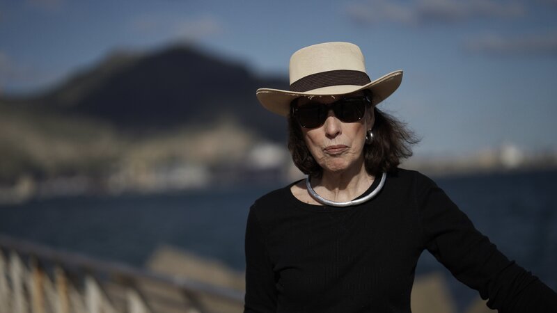 Mid shot of contributor Clarissa ‚Cici‘ McNair, Kent and Sante’s private investigator, looking at camera, sea behind her, and her right arm out holding onto rail (rail not visible). Exterior, landscape – Bild: ID /​ Discover Images: YOGW102_MMIM_ST /​ Discovery, Inc.