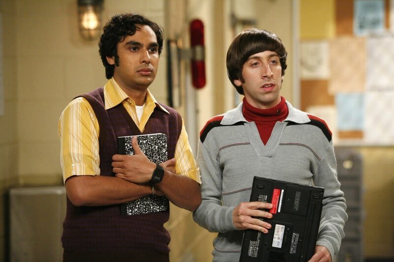 Erstmals essen Leonard und Sheldon sowie Rajesh (Kunal Nayyar, l.) und Howard (Simon Helberg, r.) in dem Restaurant, in dem Penny als Kellnerin arbeitet. Sheldon ist allerdings nicht in der Lage zu bestellen, da er lieber Hamburger in einem anderen Laden isst … – Bild: PLURIMEDIA (Warner Bros)