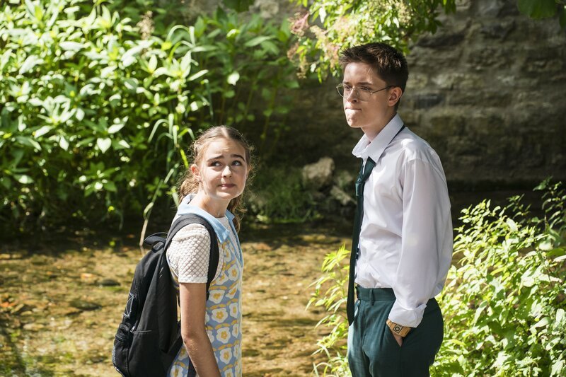 Joshua (Georg Ernst Trappe) überlegt, wie er Dilara (Isabella Jones) beeindrucken kann. – Bild: MDR/​Thomas Dietze