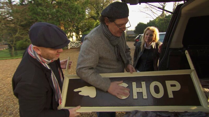 Drew Pritchard and Marco Pierre White with sign After (purchased at Bodmin and Wentford Railway). – Bild: Curve Media