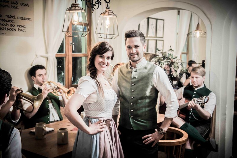 Moderatoren Conny Bürgler und Richard Deutinger – Bild: ServusTV /​ Georg Kukuvec