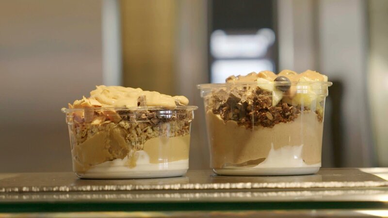 Auch das ist Skyr: In den Skyr Bars einer Großmolkerei in Island werden Skyr Bowls angeboten. – Bild: ZDF