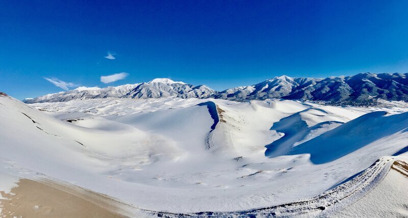 Die Sanddünen der Sangre de Cristo Mountains in den Rockies erheben sich bis zu 250 Meter über den Wüstenboden. – Bild: Terra Mater /​ The WNET Group /​ Joseph Pontecorvo