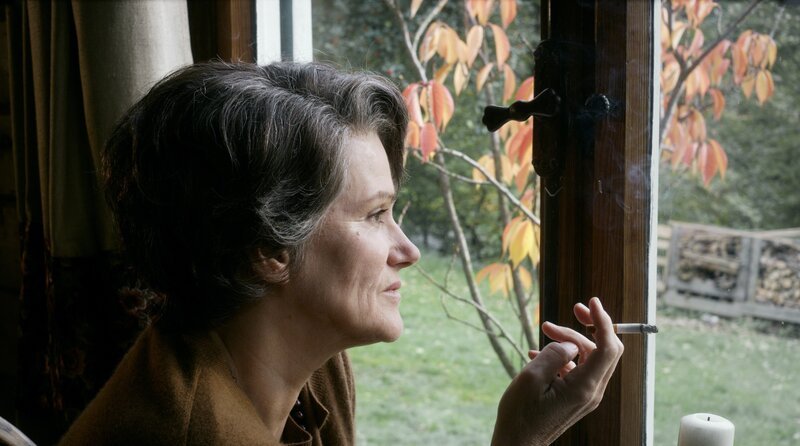 rbb Fernsehen HANNAH ARENDT, Zum 120. Geburtstag von Hannah Arendt (14.10.1906), am Donnerstag (08.10.26) um 20:15 Uhr. Hannah Arendt (Barbara Sukowa) raucht. Lizenzzeit bis 31.12.2026 – Bild: rbb/Heimatfilm rbb Fernsehen HANNAH ARENDT, Zum 120. Geburtstag von Hannah Arendt (14.10.1906), am Donnerstag (08.10.26) um 20:15 Uhr. Hannah Arendt (Barbara Sukowa) raucht. Lizenzzeit bis 31.12.2026 – Bild: rbb/Heimatfilm