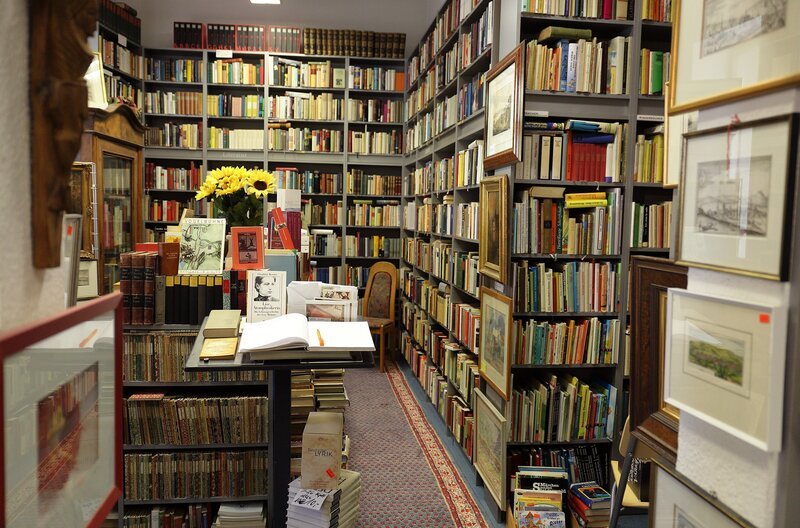 Das Antiquariat Marsilius von Gabriele und Georg Hienzsch liegt in der Maximilianstraße, ganz nah beim Speyrer Dom, genau in dem Haus, in dem einst die Schriftstellerin Sophie von La Roche wohnte. Sie war die Großmutter von Bettina und Clemens Brentano. Für Liebhaber alter Bücher und Stiche ist das Haus nach wie vor eine hervorragende Adresse. – Bild: SWR/​Thomas Keck