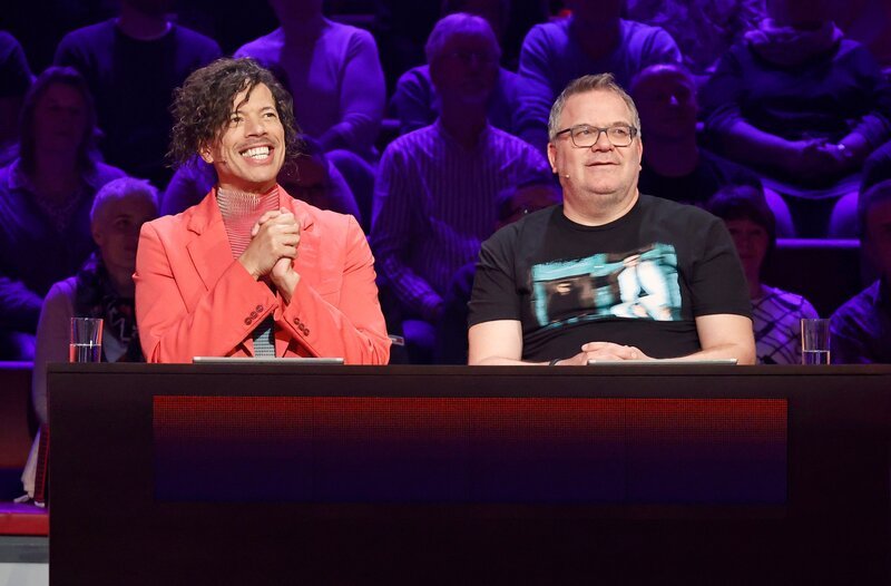 Rateteam-Kapitän Elton (r.) mit Model Jorge Gonzalez (l.). – Bild: ARD/​Morris Mac Matzen