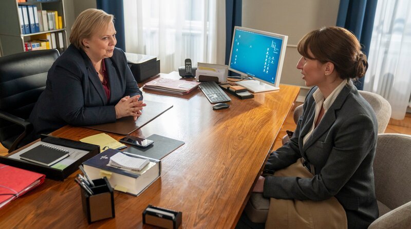 Dr. Talia Jahnka (Gabriela Maria Schmeide, li.) verhandelt mit Petra Thieme (Marlen Ulonska, re.) über die Entschädigungszahlung. – Bild: ARD Degeto Film/​Odeon Fiction GmbH/​Oliver Feist