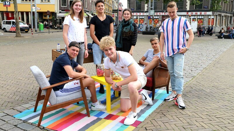 Teppich, Stühle und ein Tischkicker sollen eine gemütliche Atmosphäre erzeugen und sind mit Sicherheit ein Hingucker für alle Passanten. Jeppe (l.), Ruben (3.v.l.), Mark (M.), Luke (2.v.r.) und Alex (r.) laden im mobilen WG-Zimmer zum Gespräch über Toleranz ein. – Bild: ZDF