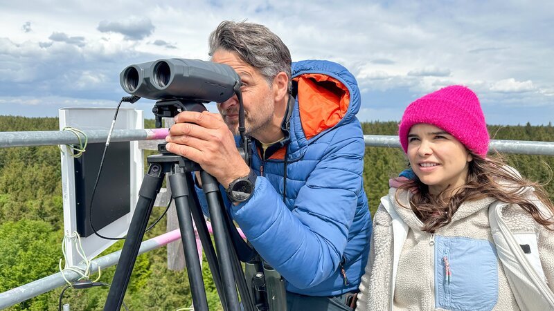 Anna und Ornithologe Kilian halten Ausschau nach Rotmilanen (Kilian Weixler) – Bild: BR/​BILD+TEXT Medienproduktion GmbH & Co. KG/​Katja Schübl