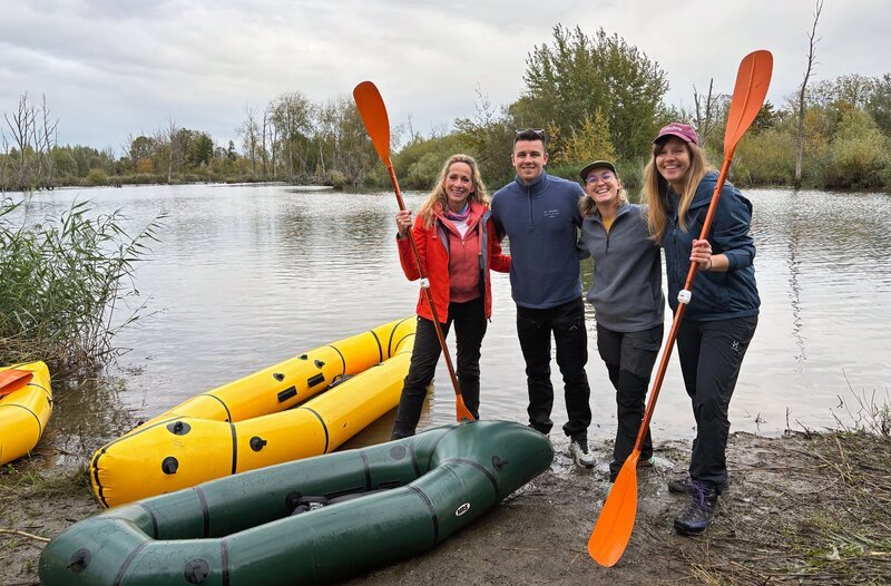 Im schiffbaren Dschungel des Nationalparks De Biesbosch stürzt sich Tamina Kallert ins Abenteuer Packrafting: Mit dem ultraleichten, wendigen Kajak paddelt sie durch Europas größtes Süßwassergezeitengebiet. – Tamina Kallert (l.) mit Nane Nagel (3.v.r.) und den Packrafts. – Bild: WDR/​Antje Wunsch-Baumgarten