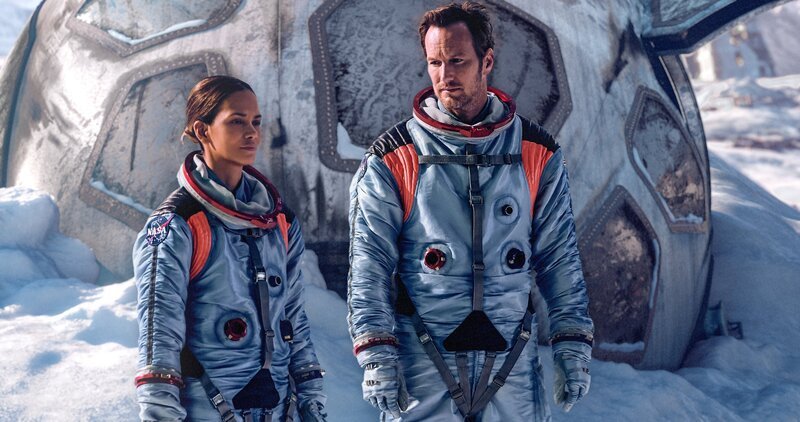 Nach einer gefährlichen Mission zum Mond ist den Astronauten Jocinda (Halle Berry) und Brian (Patrick Wilson) die Rückkehr zur Erde gelungen. – Bild: ORF/​Leonine