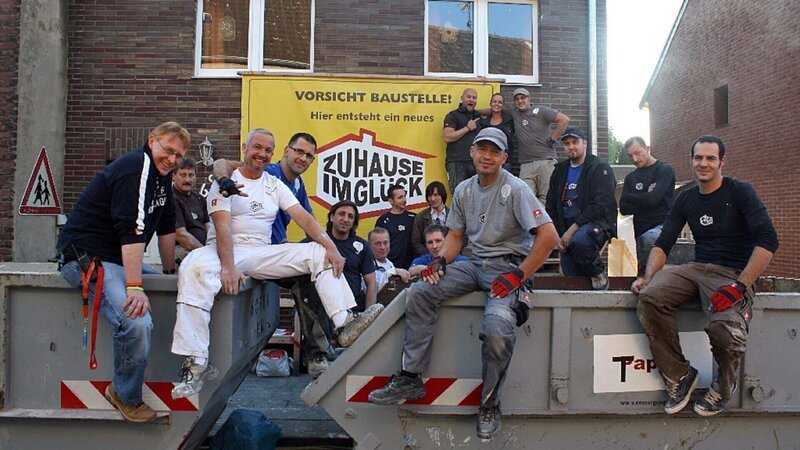 Das „Zuhause im Glück“-Team möchte Roswitha und ihren beiden Kindern mit Rat und Tat zur Seite stehen. – Bild: RTLZWEI