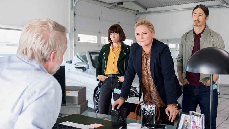 Staatsanwältin Tilda (Malin Levanon, 2.v.r.) führt zusammen mit den Polizisten Laila (Ellen Jelinek, 2.v.l.) und Mats (Kristofer Kamiyasu, r.) eine Befragung durch. – Bild: ZDF und Cecilia Hallin