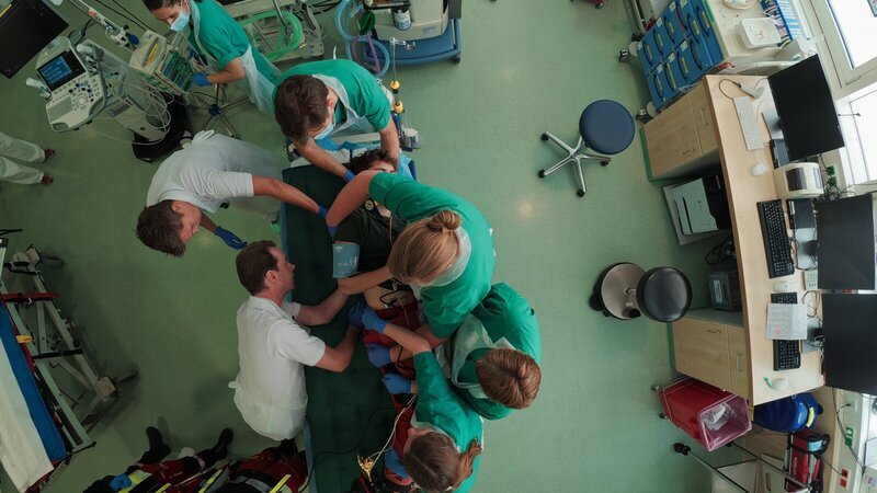 Konzentrierte Erstversorgung: Im Schockraum kümmert sich ein ganzes Team um einen schwer verletzten Patienten. – Bild: ZDF