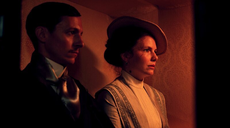 Veit von Kummerveldt (Marcel Becker-Neu, l.) und Ida von Kummerveldt (Leonie Rainer, r.) – Bild: WDR/​Goldstoff Filme/​ABBYLL