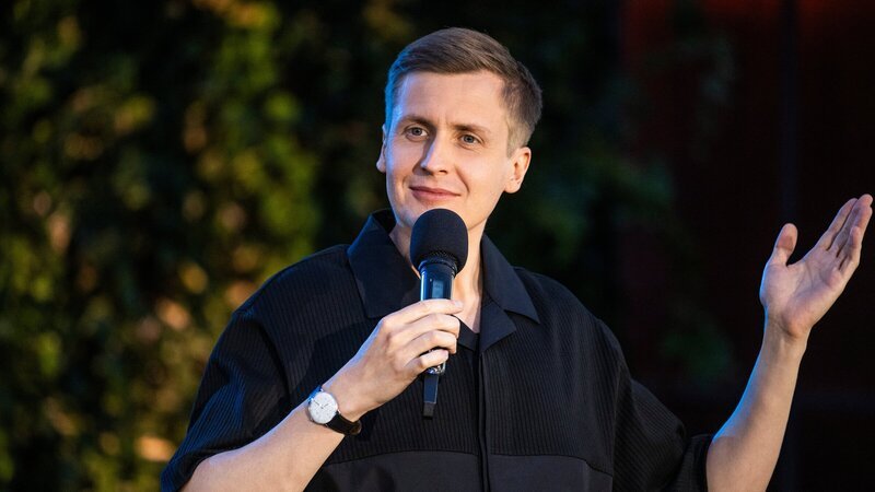 Gastgeber, Moderator, Stand-up-Comedian: Till Reiners freut sich auf eine neue Ausgabe vom „ZDF Comedy Sommer“. – Bild: ZDF