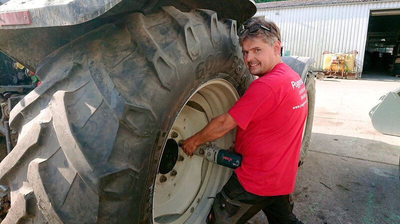 Der Trecker soll gleich wieder aufs Feld. Für die Landwirte zählt in der Erntezeit jede Minute. – Bild: NDR/​Video:Arthouse/​Reinhard Bettauer