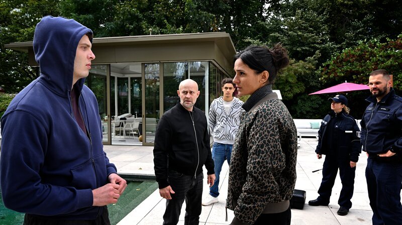 Robert Heffler (Jürgen Vogel, 2.v.l.) und Mavi Neumann (Aybi Era, 3.v.r.) treffen bei der Hausdurchsuchung von Hakan Yildirin (Caspar Kamyar, 3.v.l.) auf einen weiteren Freund: Leon Duric (Elmo Anton Stratz, l.). – Bild: ZDF und Christiane Pausch