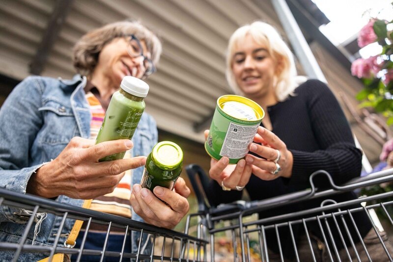 Was steckt wirklich in den zahlreichen Matcha-Produkten aus dem Supermarkt? Victoria Reichelt (r.) fragt Verbraucherexpertin Daniela Krehl (l.). – Bild: ZDF