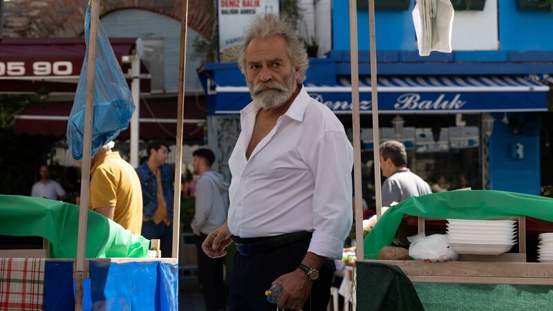 Die Stadt ruft: Der zum Chief Inspector beförderte Ikmen (Haluk Bilginer) hält es weder zu Hause noch im Büro lange aus. – Bild: ZDF