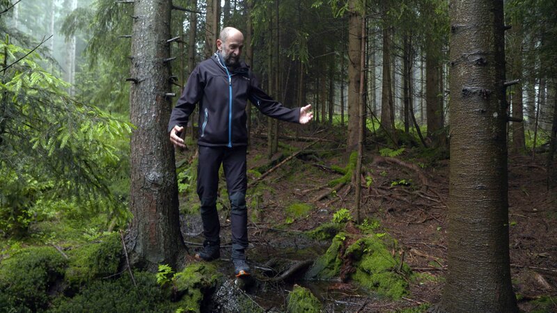 R. Hochwarter spricht über den Ursprung der Lafnitz. – Bild: ZDF und ORF/​RANFILM
