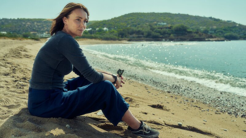 Julie Green (Keeley Hawes) lebt zurückgezogen auf einer griechischen Insel. Sie hat ihre Vergangenheit als Auftragskillerin eigentlich hinter sich gelassen. – Bild: ZDF