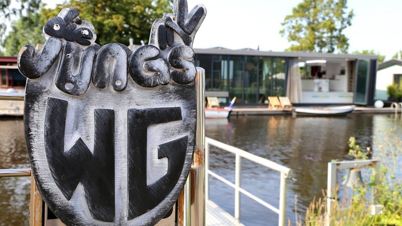 Willkommen in der WG! Das Hausboot auf der anderen Seite der Gracht erreichen die Jungs mit einer kleinen Fähre. – Bild: ZDF