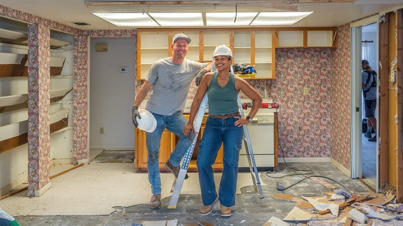 Mika and Brian Kleinschmidt demo the Hickory Branch home with homeowners Victoria and Corey Bates, as seen on 100 Day Dream Home, Season 6. – Bild: Warner Bros. Discovery