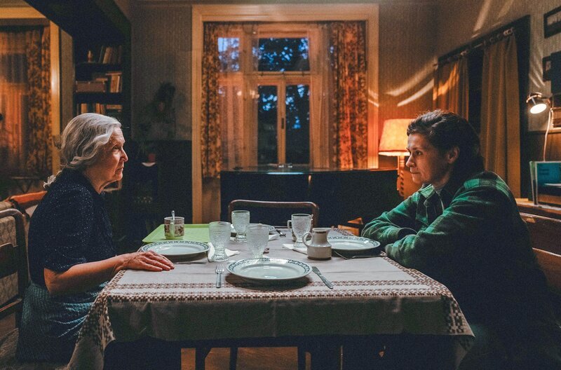 Gerta (Milena Steinmasslová, li.) als alte Frau mit ihrer mittlerweile längst erwachsenen Tochter Barbova (Lucie Štěpánková, re.) beim Abendessen im Jahr 1992. – Bild: Ceska televize/​Zuzana Panska