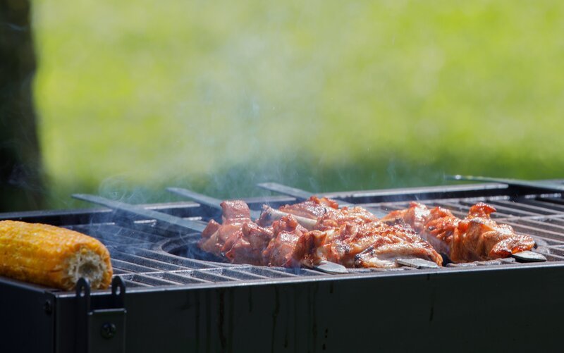 Mais und Hühnerspieße brutzeln auf dem Grill. – Bild: BR