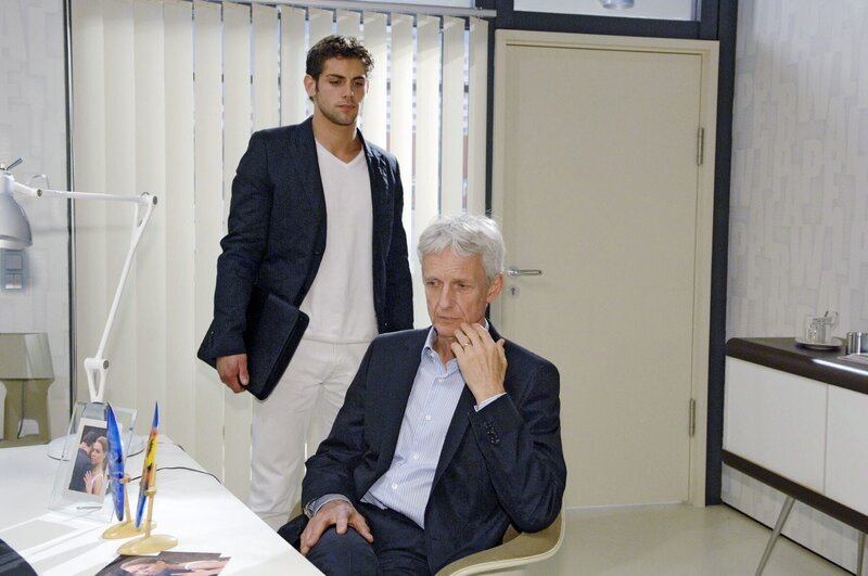 Jonas (Roy Peter Link, l.) stellt seinen Vater (Mathieu Carrière, r.) zur Rede&nbsp;… – Bild: SAT.1 /​ Claudius Pflug