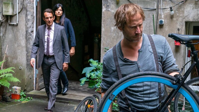 Andreas Weiland (Niels Bruno Schmidt, r.) wird von Oliver Radek (Hans-Werner Meyer, l.) und Mina Amiri (Jasmin Tabatabai, 2.v.l.) zum Verschwinden seines 16-jährigen Sohnes befragt. – Bild: ZDF