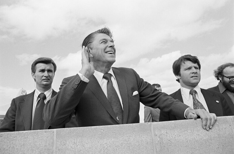 Ronald Reagan (Mi.), republikanischer Kandidat und späterer Präsident der USA (1981⁠–⁠1989), bei einem Wahlkampfbesuch im Bundesstaat Nebraska – Bild: LA Générale De Production Audiovisuelle/​Bettmann/​GettyImages