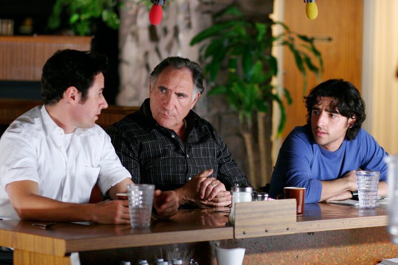 Gehen den Fall von Finn Montgomery noch einmal durch: Don (Rob Morrow, l.), Charlie (David Krumholtz, r.) und Alan (Judd Hirsch, M.)&nbsp;… – Bild: 13TH STREET /​ unknown
