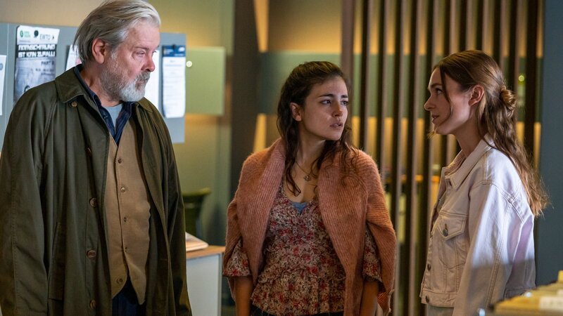 Maria Lange (Helen Woigk, M.) bittet Lucy Elbe (Josephin Busch, r.) und Richard Hanke (Andreas Leupold, l.) eindringlich: Sie will die Wahrheit über ihren Opa wissen. – Bild: ZDF