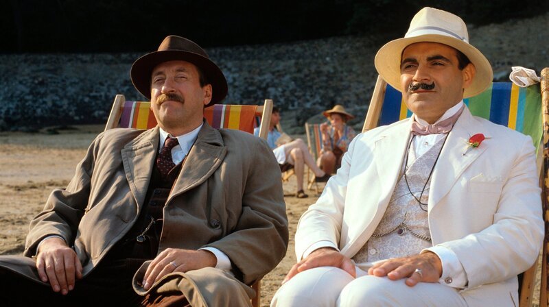 Chief Inspector Japp (Philip Jackson, l.) und Hercule Poirot (David Suchet). – Bild: WDR/​ITV plc (Granada International)