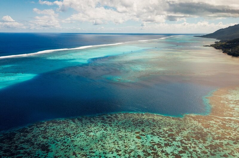 In Französisch-Polynesien wird der Ozean „Moana“ genannt, was für die Schönheit und den Reichtum, aber auch die Zerstörungskraft der Natur steht. – Bild: Electron Libre Productions