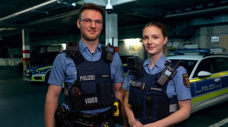 Jonas Horder und Sarah Schräder im Einsatz. – Bild: SWR/​Jürgen Weißenfels