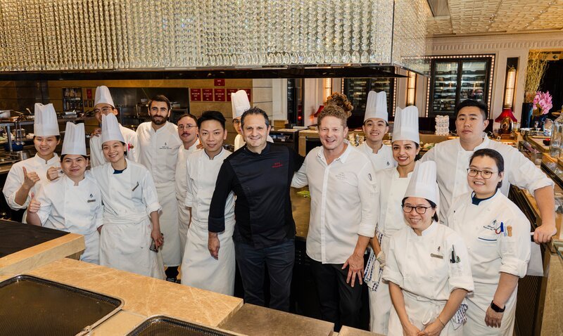 Gruppenfoto von Küchenchef Guillaume Galliot, Küchenchef Martin Klein (Hangar-7) und dem Küchenteam in der Küche des Restaurants Caprice im Four Seasons, Hongkong, 19. August 2026. – Bild: Gaz Jones /​ Red Bull Content Pool /​ www.redbullmediahouse.com