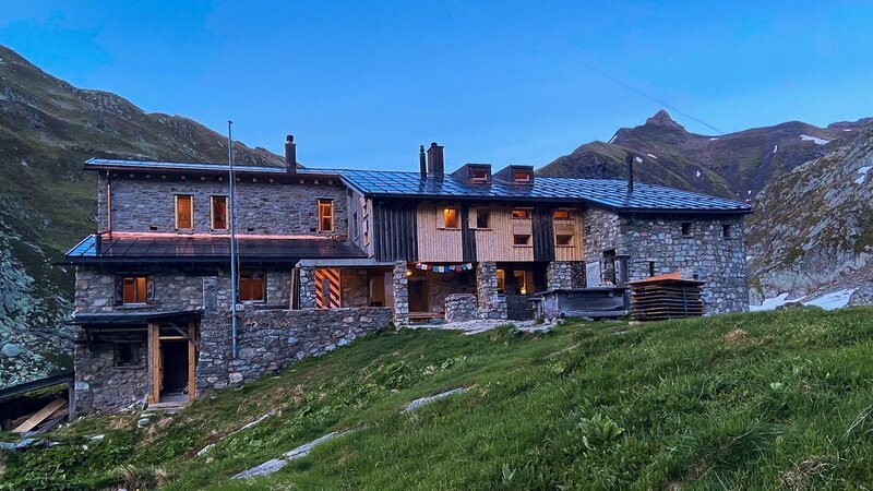 Die renovierte 101-jährige Terrihütte nach der Renovation und Aufstockung. – Bild: SRF
