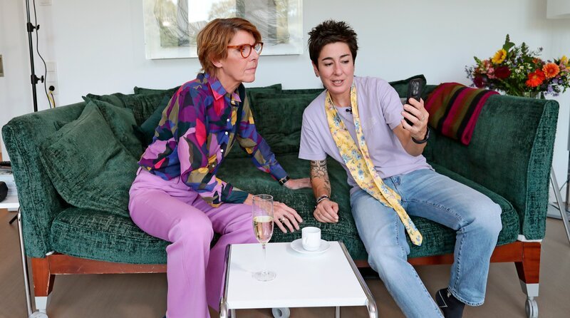 Moderatorin Bettina Böttinger (l.) mit ihrem Gast Dunja Hayali. – Bild: WDR/​Encanto/​Anna Schwartz