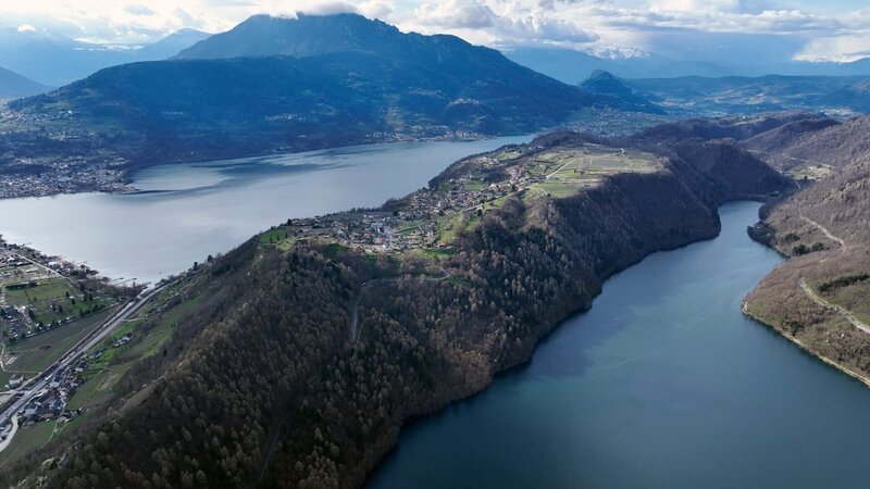 Levico – und Caldonazzosee aus der Luft. – Bild: ORF/​Hartmann Seeber