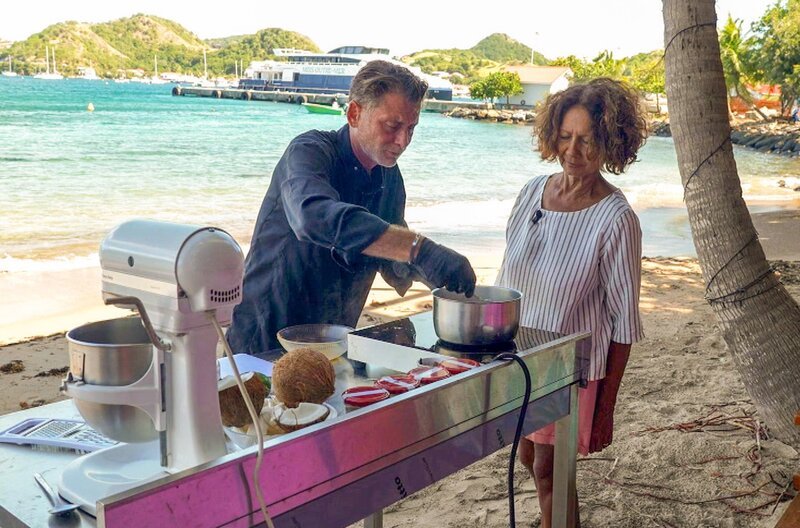 Küchenchef Frédéric Marcelli bereitet seine Variante der Kokos-Tarte in der paradiesischen Landschaft Guadeloupes zu. – Bild: Elephant Doc
