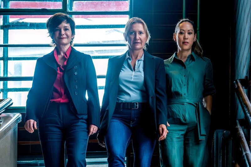 (v.li.): Joe Haizinger (Katharina Stemberger), Biggi Obergschwendter (Angelika Niedetzky), Yara Nejem (Miriam Hie). – Bild: ORF/​Gebhardt Productions/​Stefanie Leo