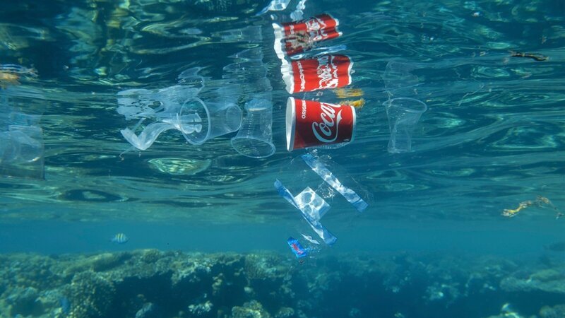Coco Cola produziert jeden Tag 200.000 Plastikflaschen – und ist damit einer weltweit größten Plastikmüll-Verschmutzer. – Bild: ZDF