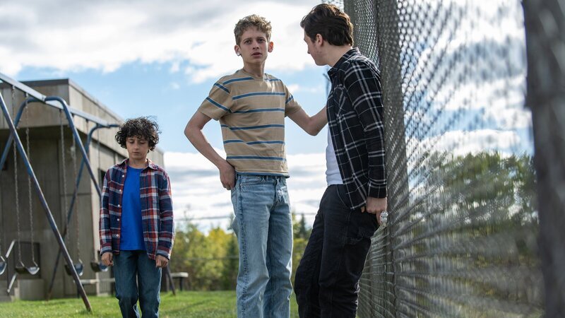 Avery (Viggo Hanvelt, l.), Luke (Joe Freeman, M.) und Nicky (Fionn Laird, r.) überlegen, wie sie aus dem Institut fliehen können. – Bild: ZDF